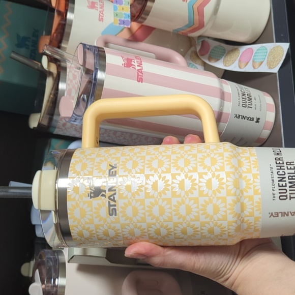New stanley The Quencher H2.0 Flowstate Tumbler cup 30 OZ Butter Sunflower - Picture 1 of 8
